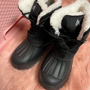 Women’s Size 6 Snow Boots